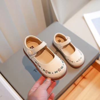 2023, детская модная повседневная обувь для девочек, прямая поставка, простая нескользящая детская обувь из искусственной кожи с круглым носком и мелкой кожаной обувью с вышивкой
