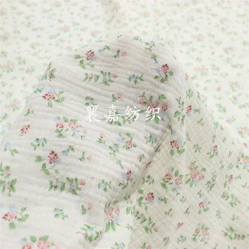 Двойная хлопчатобумажная марлевая крепированная ткань, одежда с мелким цветочным рисунком, домашняя одежда, нагрудник, обернутый одеялом.